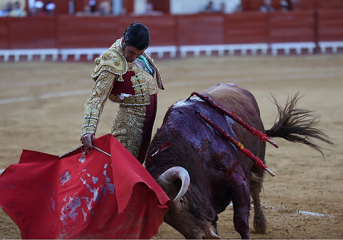Morante se ajusta el toro con la derecha