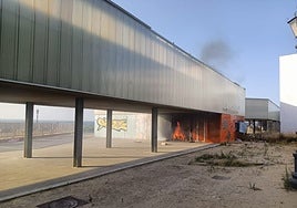 Nuevo incendio debajo de la pérgola en el parque Genovés en Cádiz
