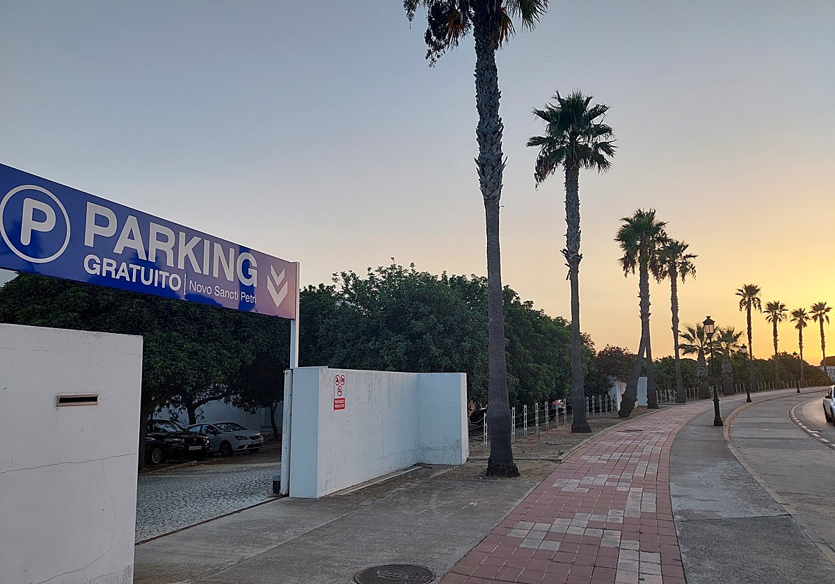 El Ayuntamiento de Chiclana habilita dos bolsas de aparcamiento gratuitas en la zona de playa para más de un centenar de vehículos