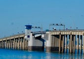 La Subdelegación del Gobierno deja en manos de Transporte el polémico cambio de nombre del puente Carranza