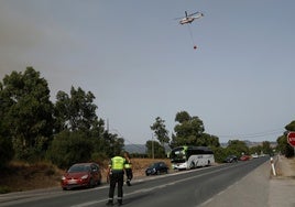 Las imágenes del incendio de Tarifa: el fuego obliga a desalojar a 1.500 personas