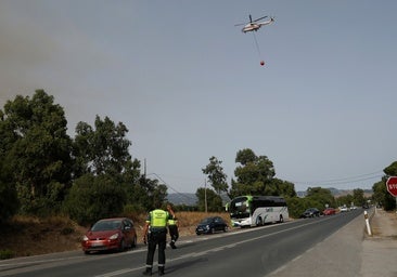 Las imágenes del incendio de Tarifa: el fuego ha obligado a desalojar a 1.500 personas