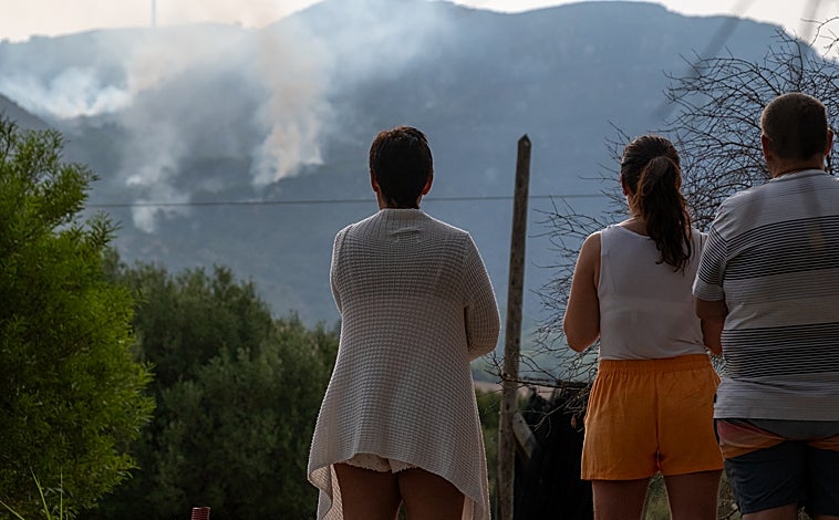 Imagen principal - Imágenes de este miércoles tras el incendio de la jornada pasada.