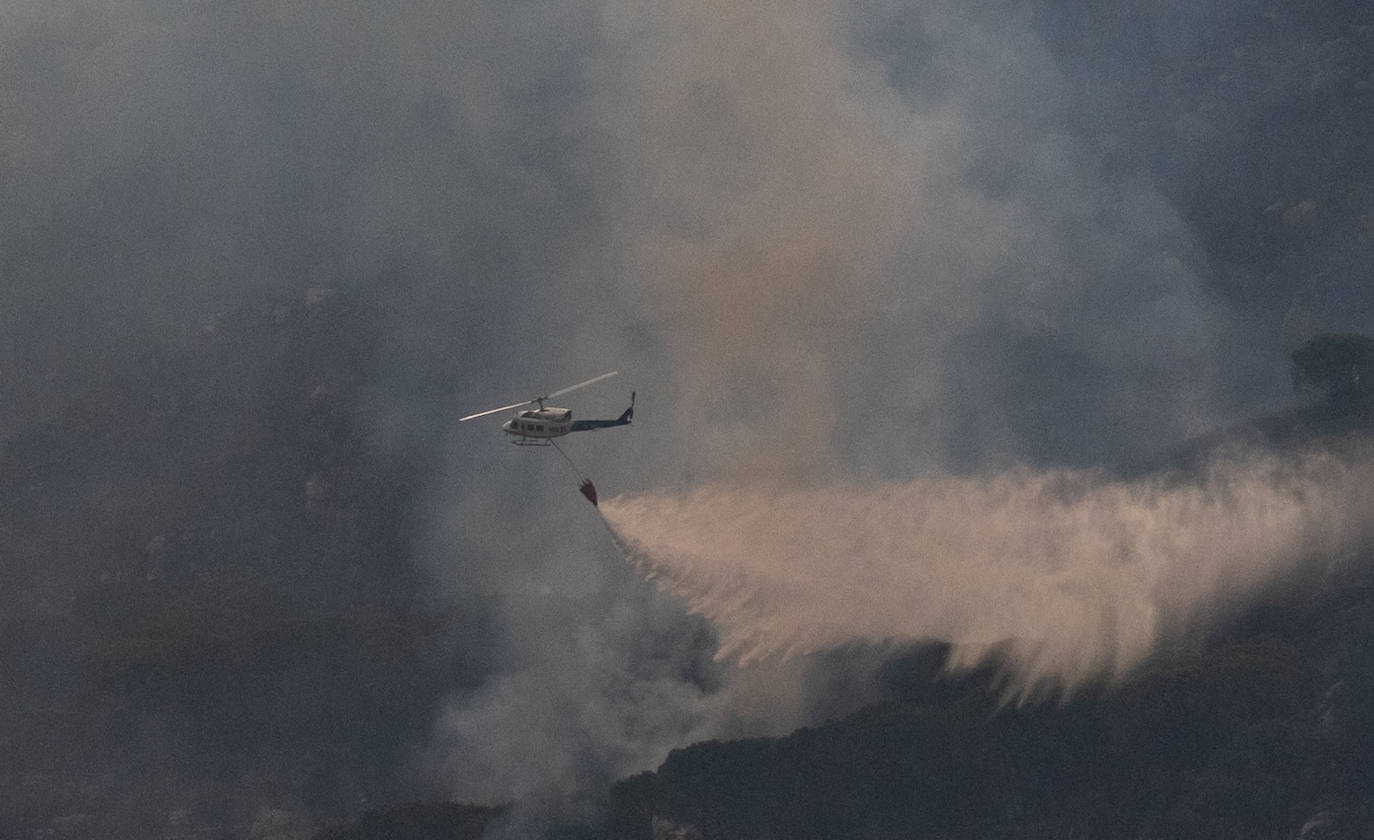 Las imágenes del incendio de Tarifa: el fuego obliga a desalojar a 1.500 personas