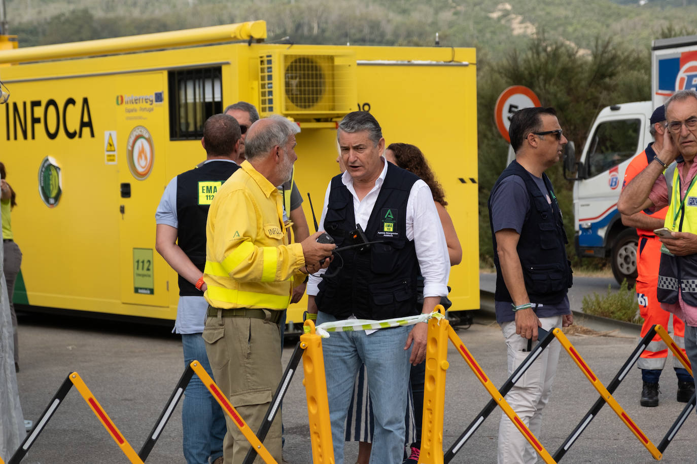 Las imágenes del incendio de Tarifa: el fuego obliga a desalojar a 1.500 personas