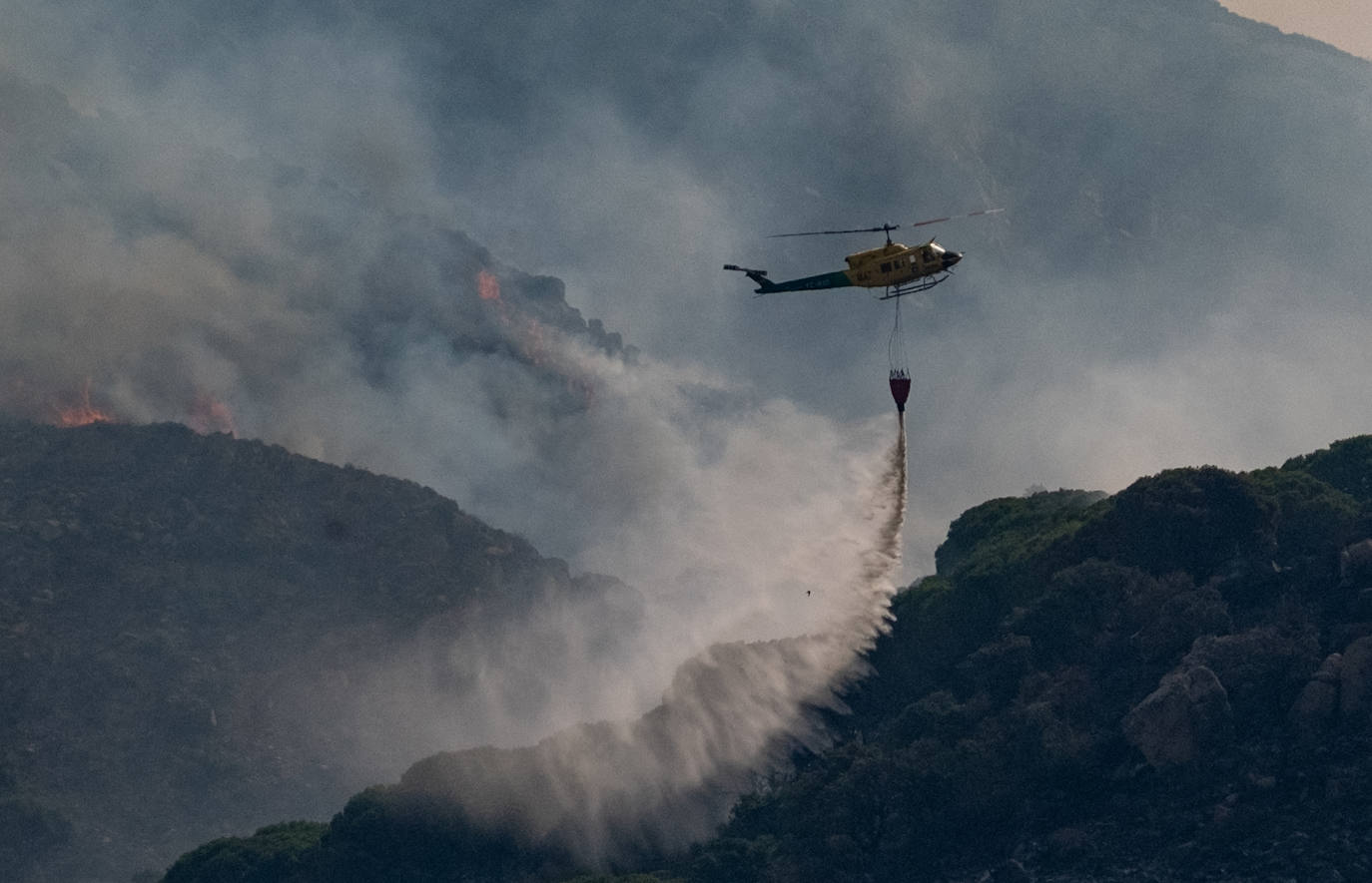 Las imágenes del incendio de Tarifa: el fuego obliga a desalojar a 1.500 personas