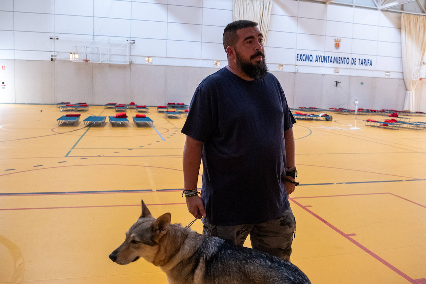 Las imágenes del incendio de Tarifa: el fuego obliga a desalojar a 1.500 personas