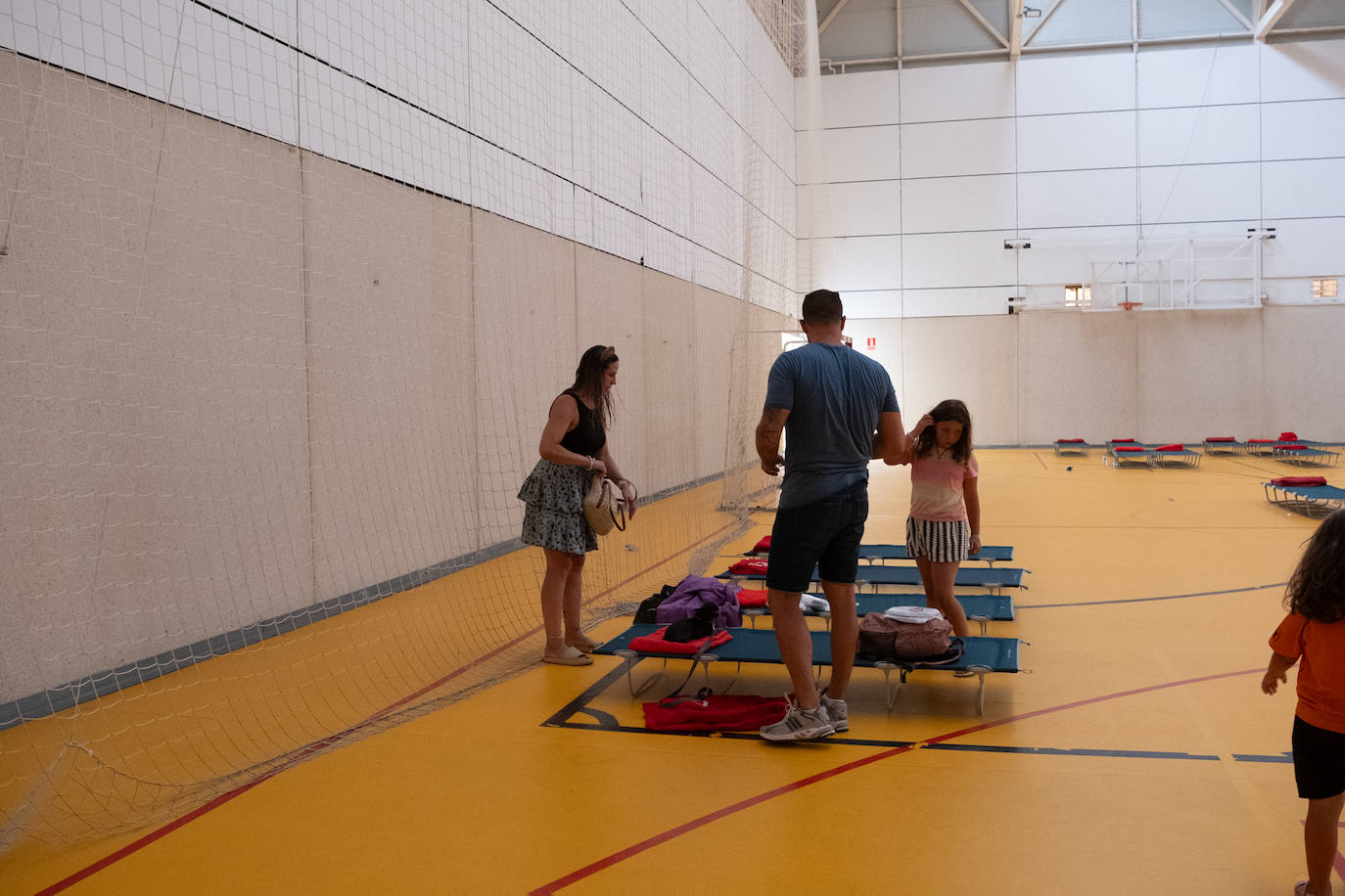 Las imágenes del incendio de Tarifa: el fuego obliga a desalojar a 1.500 personas