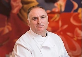 El chef José Andrés activa su ayuda humanitaria en el incendio de Tarifa y sirve comida y agua