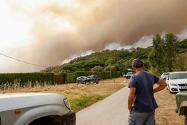 Dos aviones y helicópteros se incorporan al incendio de Tarifa: «No es momento para curiosos», advierte la Junta
