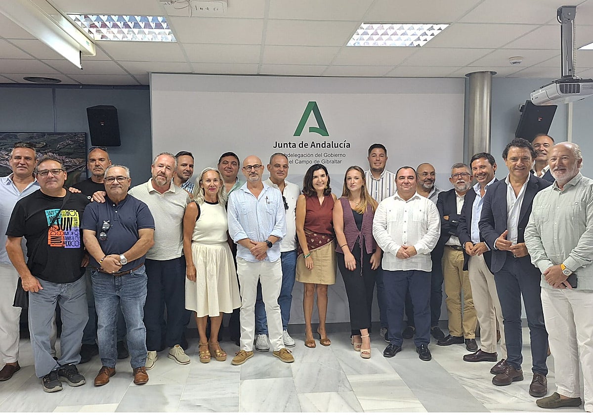 Foto de familia con la consejera en el centro y representantes de la patronal y UGT