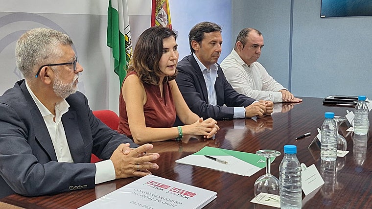 La consejera explica algunos detalles del nuevo convenio del Metal de Cádiz
