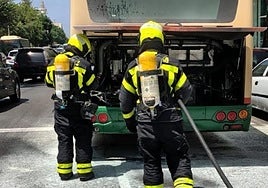 Susto en la Avenida de Cádiz tras salir ardiendo un autobús urbano