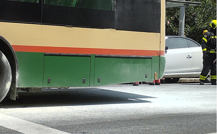 Imagen principal - Susto en la Avenida de Cádiz tras salir ardiendo un autobús urbano