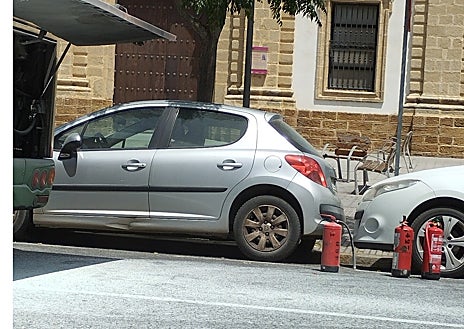 Imagen secundaria 1 - Susto en la Avenida de Cádiz tras salir ardiendo un autobús urbano
