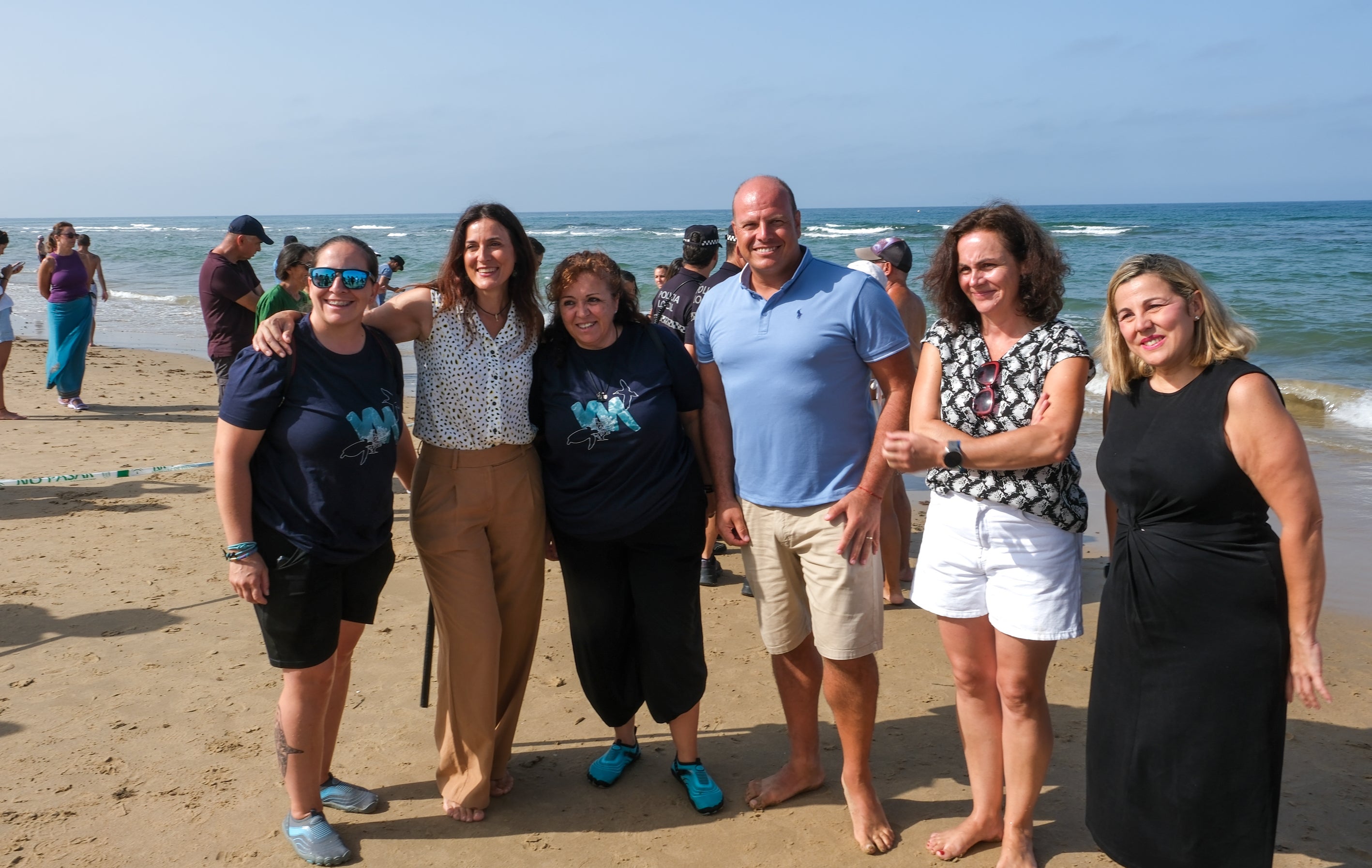 Fotos: Así ha sido la suelta de tres tortugas en la playa de Cortadura de Cádiz