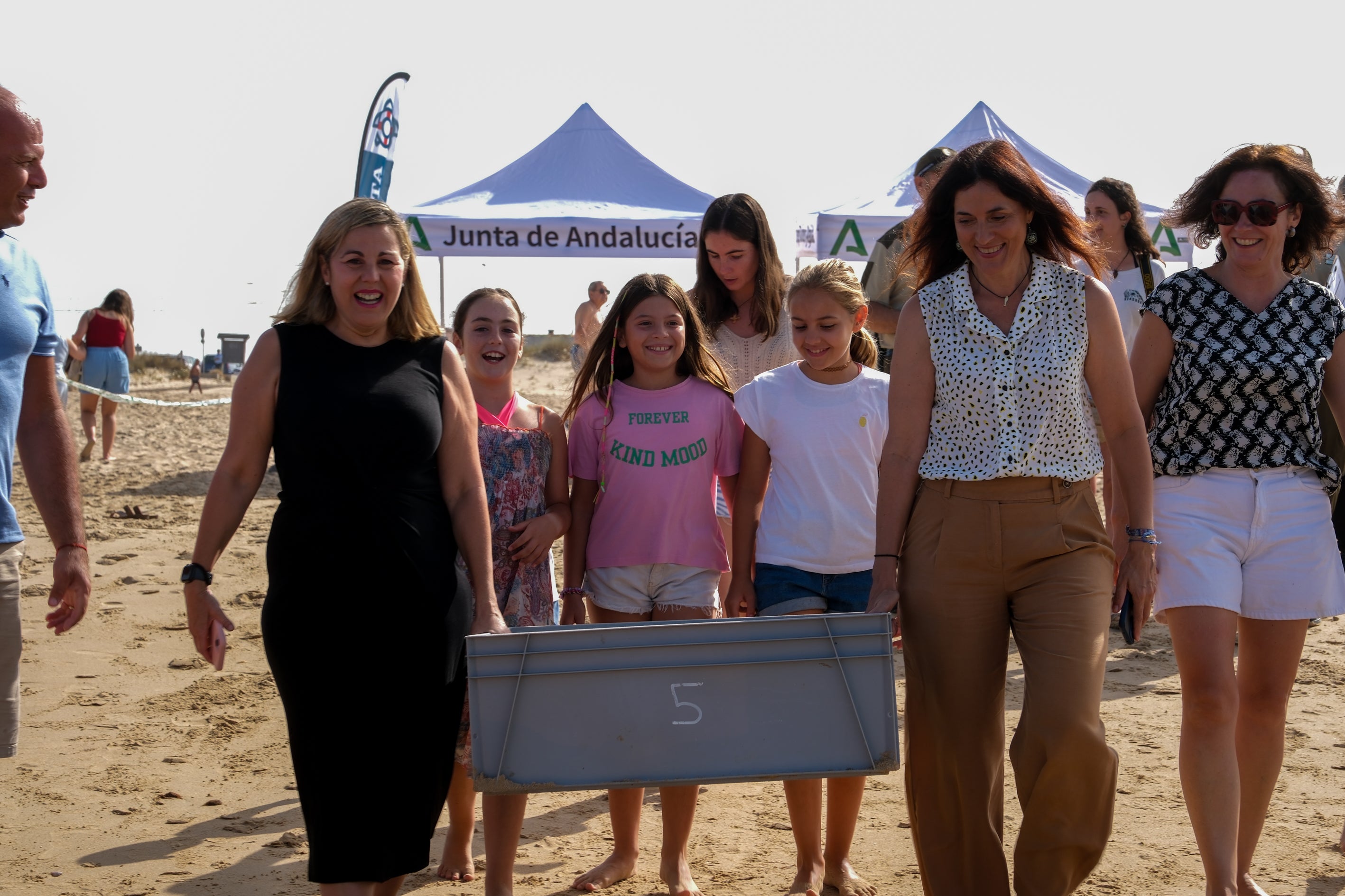 Fotos: Así ha sido la suelta de tres tortugas en la playa de Cortadura de Cádiz