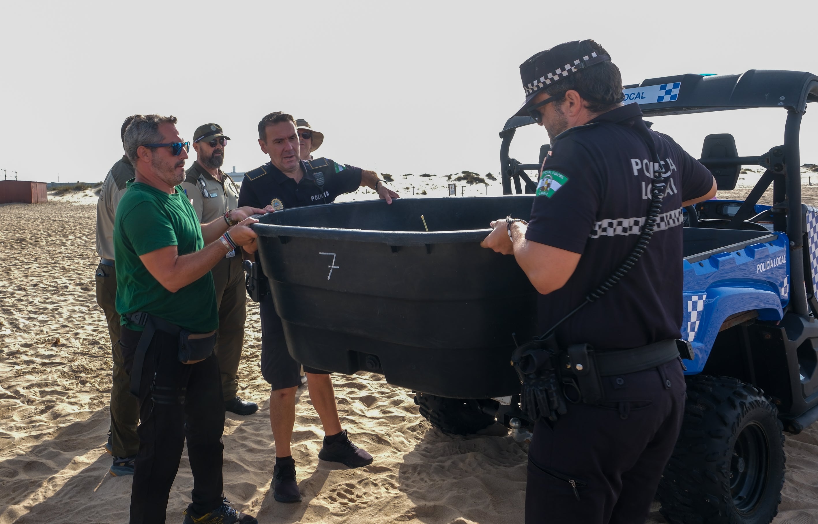 Fotos: Así ha sido la suelta de tres tortugas en la playa de Cortadura de Cádiz