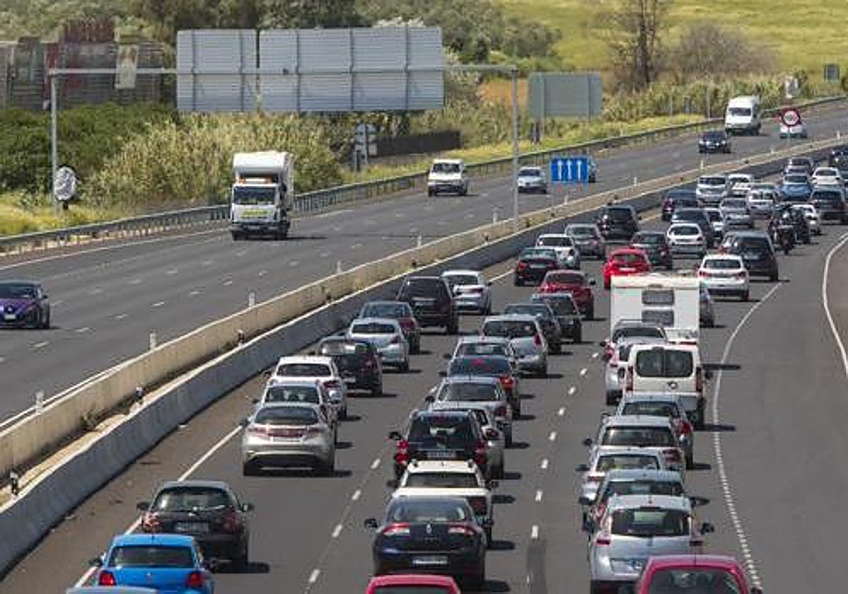 Los coches podrán circular por el arcén en el tramo más saturado de la AP-4, la autopista Cádiz - Sevilla