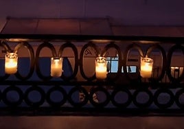 Este bonito pueblo de Cádiz brillará bajo la luz de las velas en agosto en una noche mágica: «una experiencia única que solo se da una vez al año»