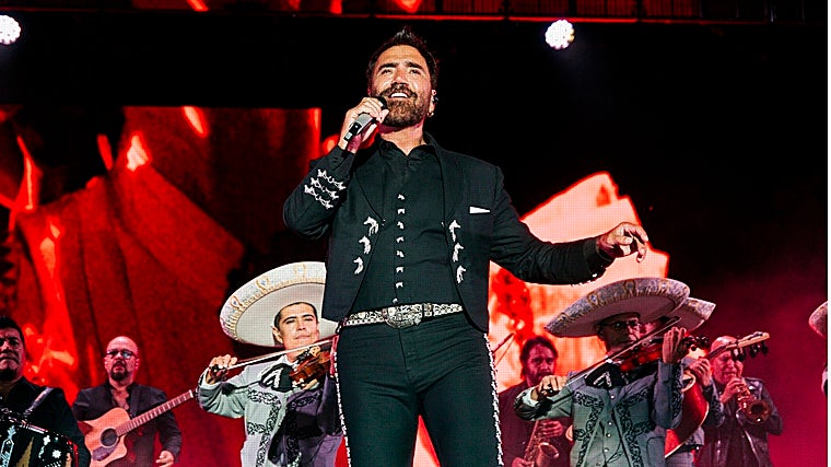 Alejandro Fernández abre en Chiclana su gira española con un derroche de pasión mexicana