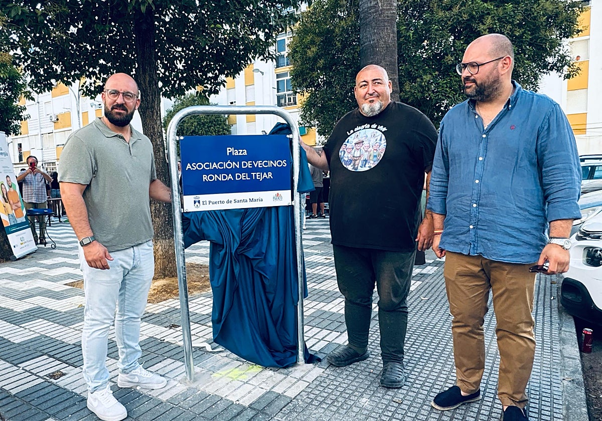 Juegos, música y convivencia en la inauguración de la nueva plaza de la Asociación de Vecinos Ronda del Tejar en El Puerto