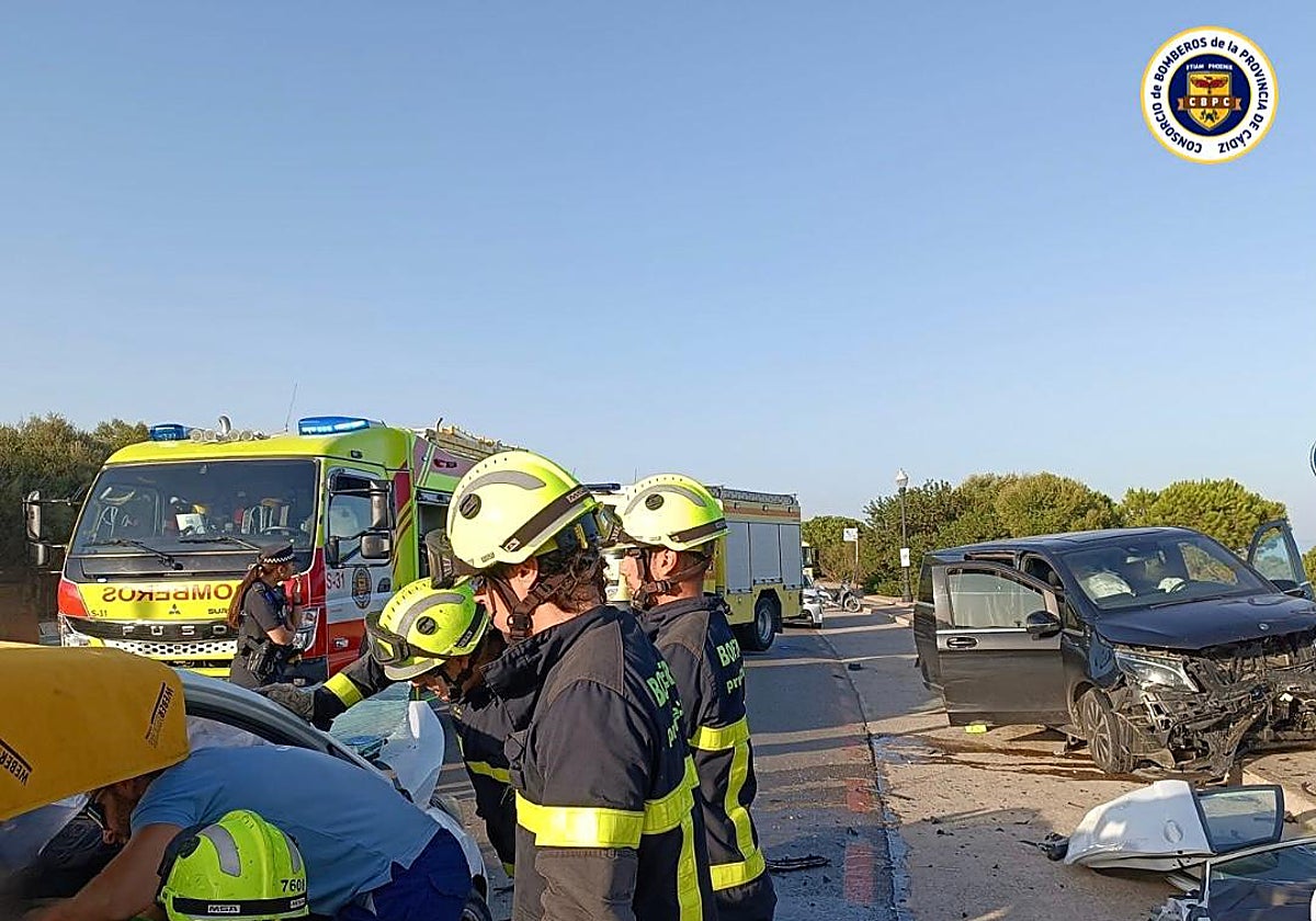 Colisión de dos coches en una calle del Novo Sancti Petri en Chiclana con seis personas afectadas