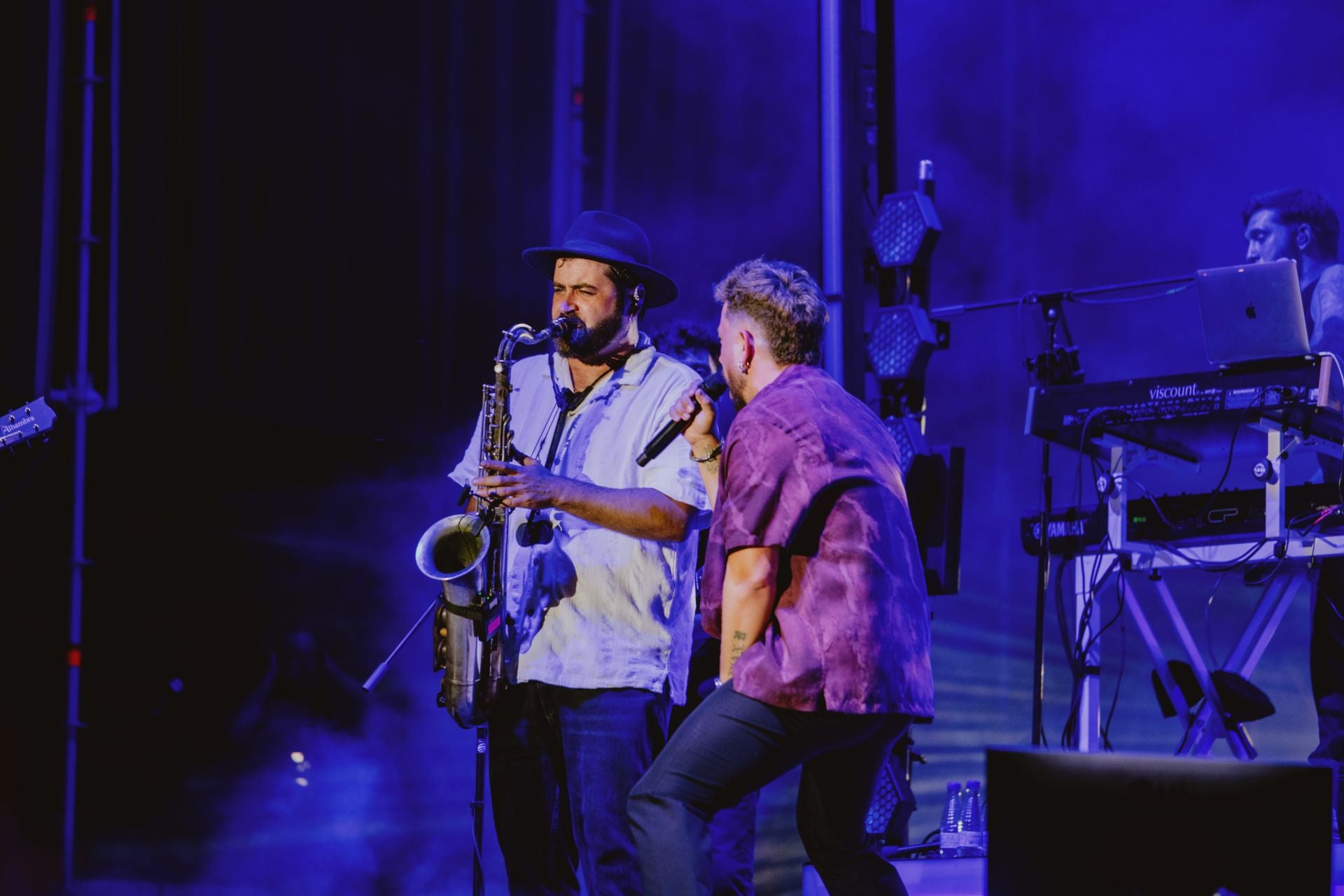 Fotos: Los Caños y Cádiz viajan en el tiempo en un concierto que deja huella