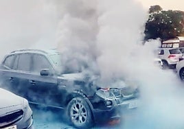 Un coche se incendia en Puerto Sherry: un herido leve y agradecimiento a los trabajadores locales