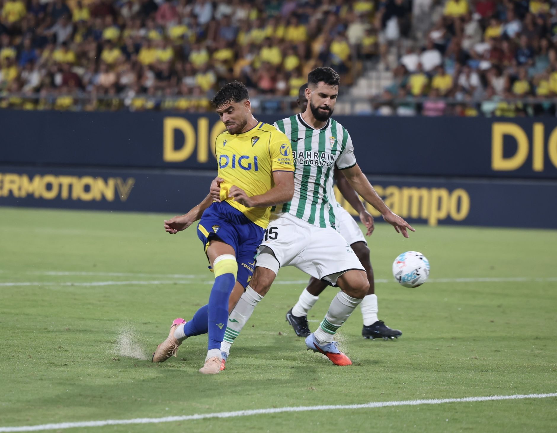 Fotos: El Cádiz transforma las penas máximas en alegría para llevarse el Trofeo Carranza