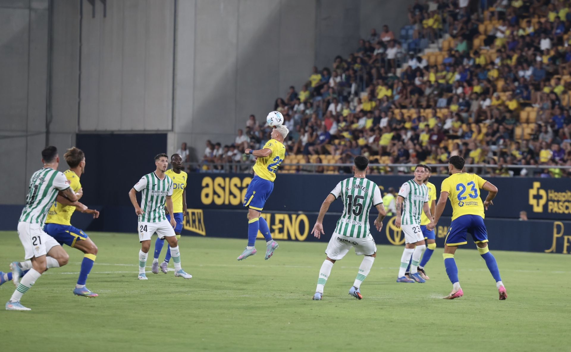 Fotos: El Cádiz transforma las penas máximas en alegría para llevarse el Trofeo Carranza
