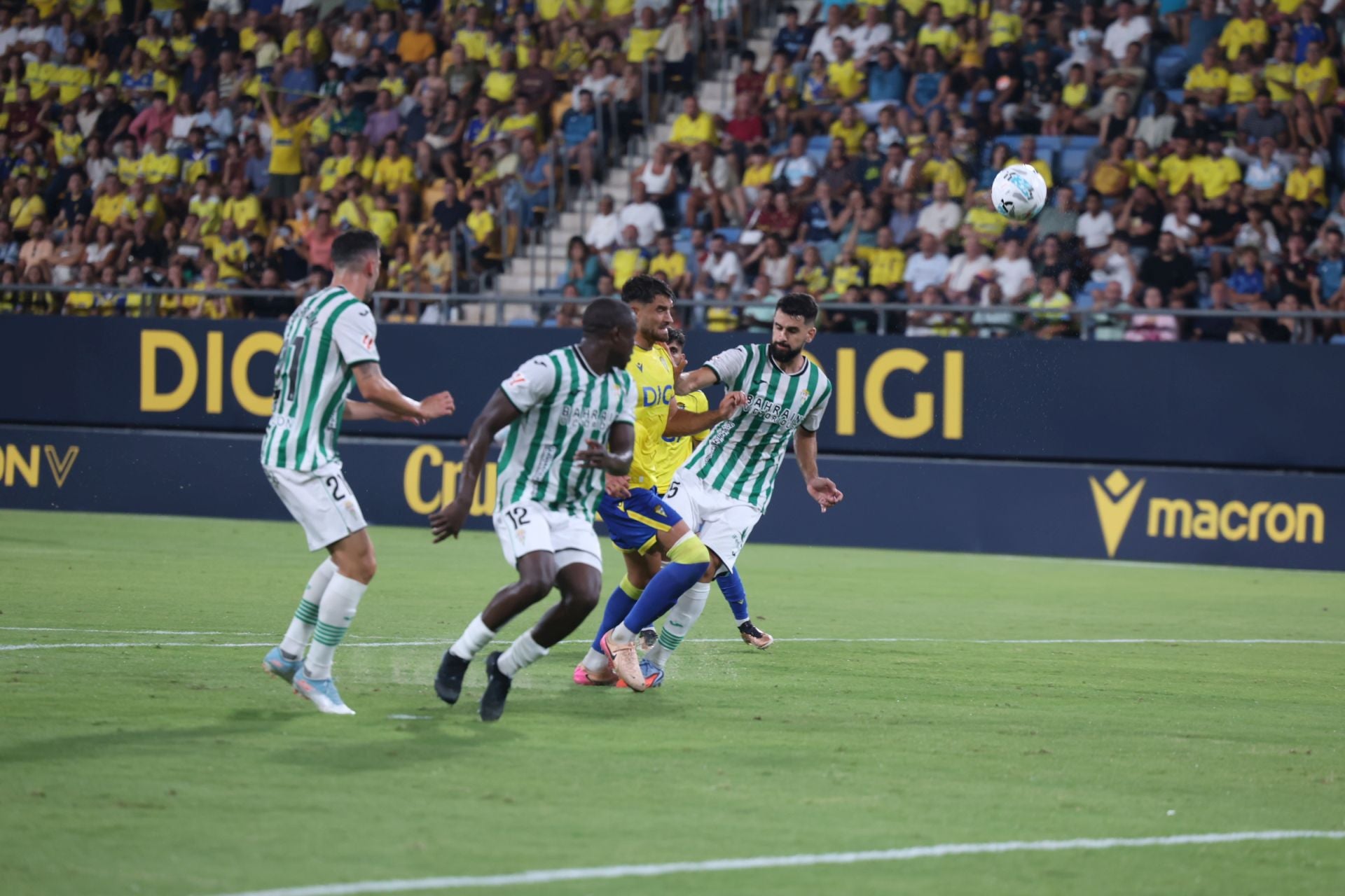 Fotos: El Cádiz transforma las penas máximas en alegría para llevarse el Trofeo Carranza