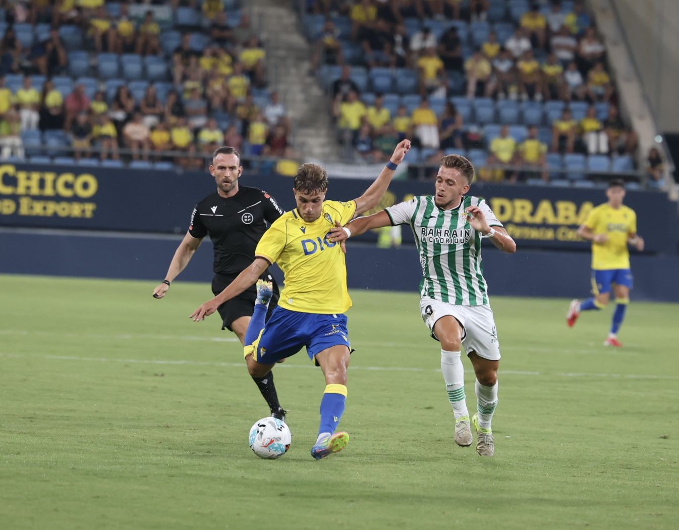 Fotos: El Cádiz transforma las penas máximas en alegría para llevarse el Trofeo Carranza
