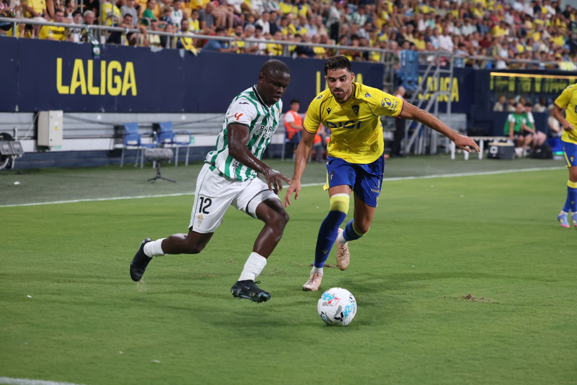 Fotos: El Cádiz transforma las penas máximas en alegría para llevarse el Trofeo Carranza