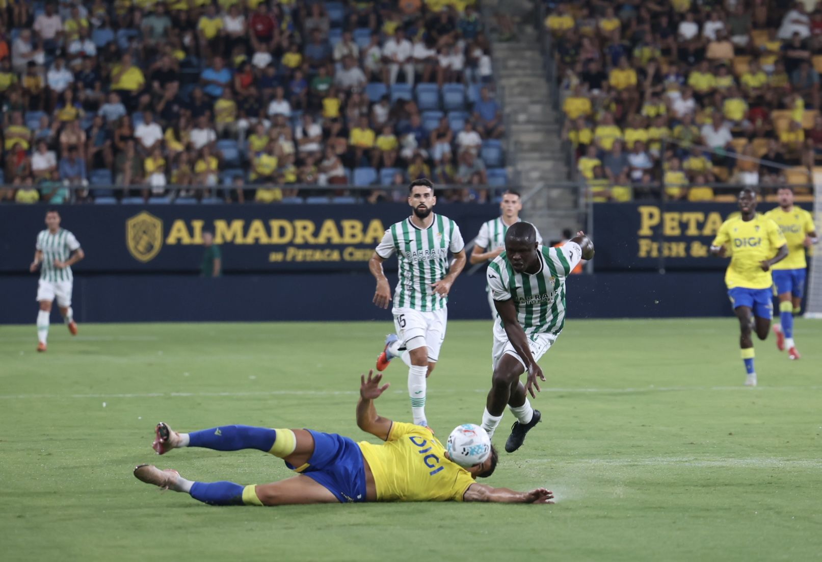 Fotos: El Cádiz transforma las penas máximas en alegría para llevarse el Trofeo Carranza