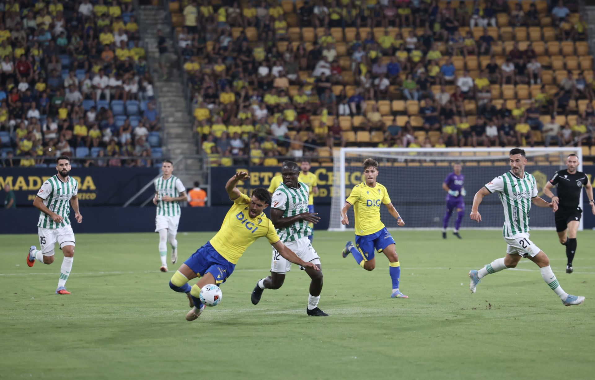 Fotos: El Cádiz transforma las penas máximas en alegría para llevarse el Trofeo Carranza