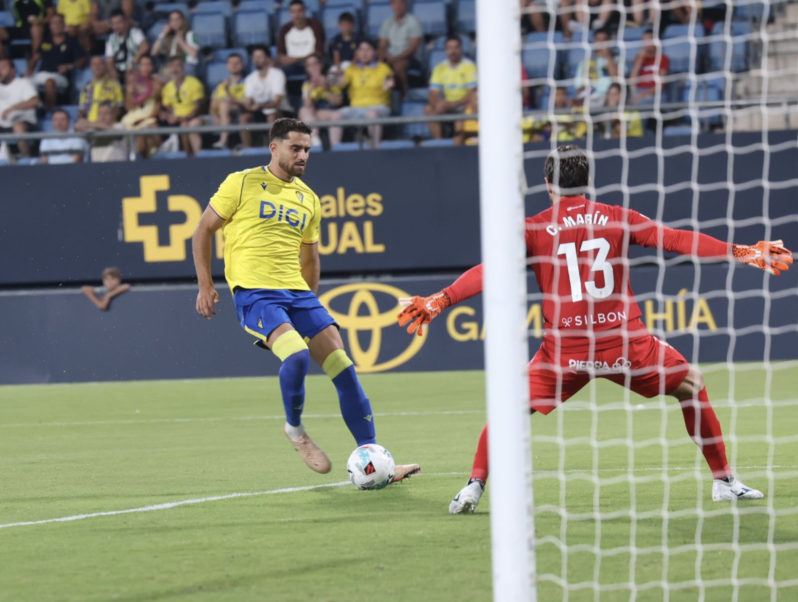 Fotos: El Cádiz transforma las penas máximas en alegría para llevarse el Trofeo Carranza