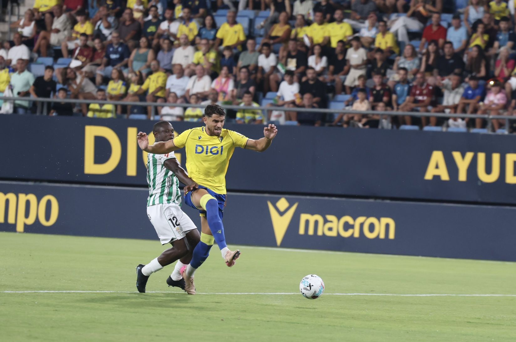 Fotos: El Cádiz transforma las penas máximas en alegría para llevarse el Trofeo Carranza