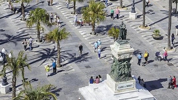 Trabajos de conservación y limpieza del monumento a Moret en la plaza San Juan de Dios de Cádiz
