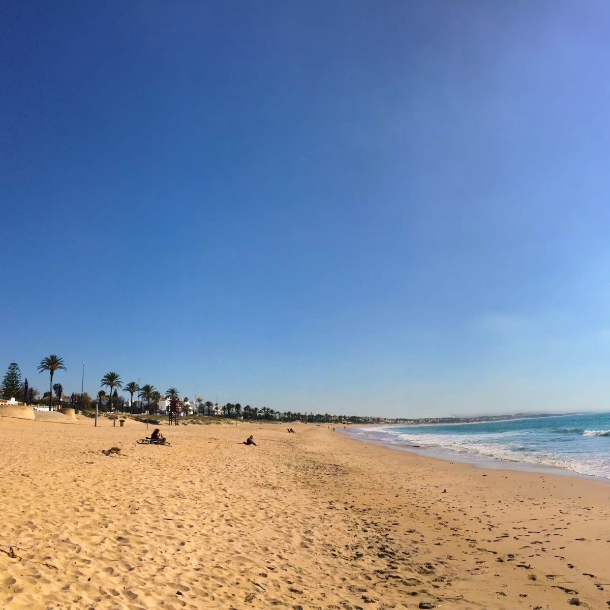 Así es la playa más larga de Cádiz: tiene ocho kilómetros de arena dorada y agua cristalina