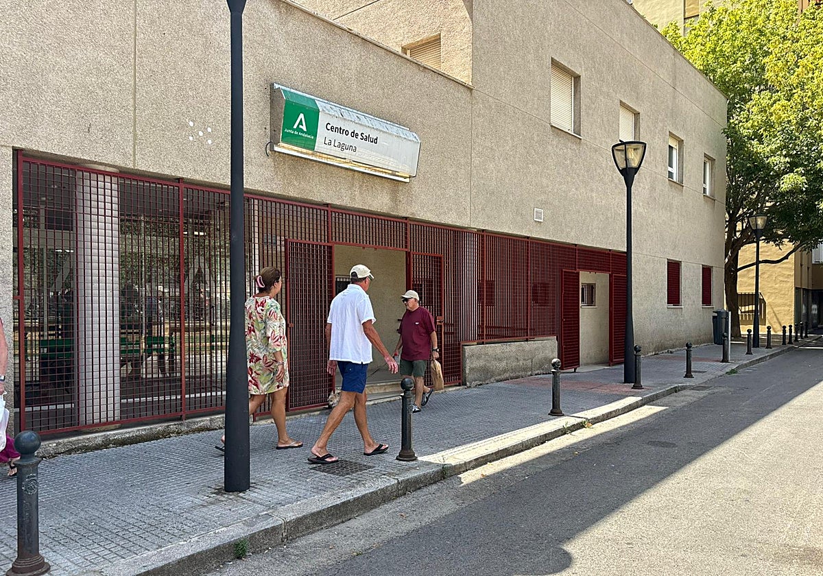 Demoras y colas en los centros de salud de Cádiz por el impacto del verano.