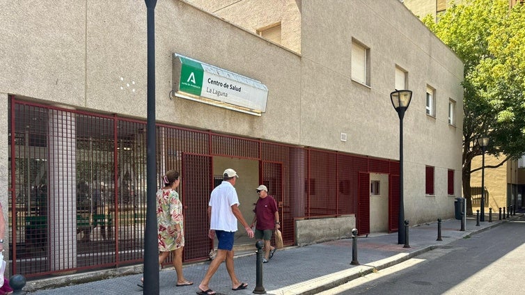 Demoras y colas en los centros de salud de Cádiz por el impacto del verano