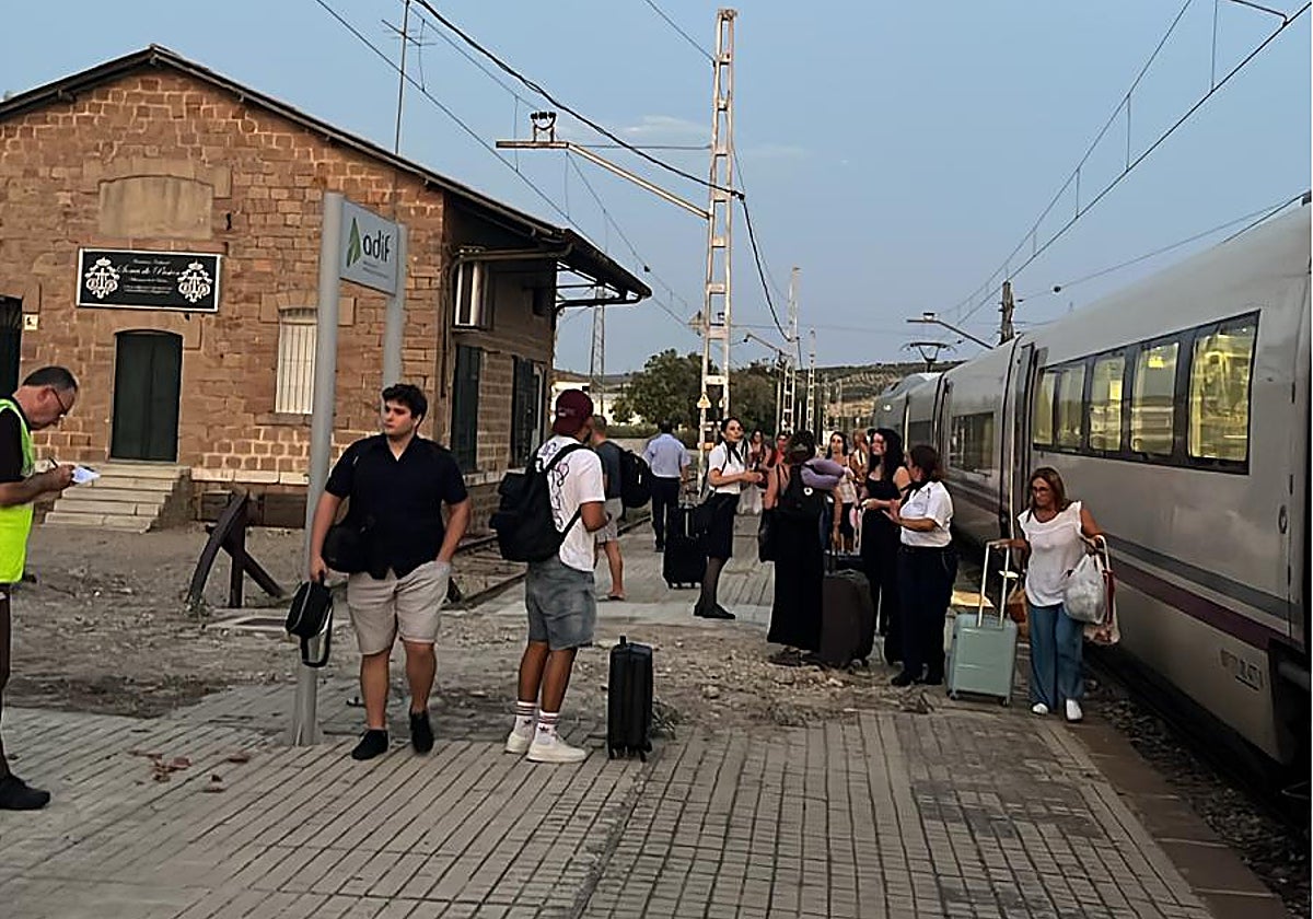 Los pasajeros abandonando el tren en la estación de Espeluy