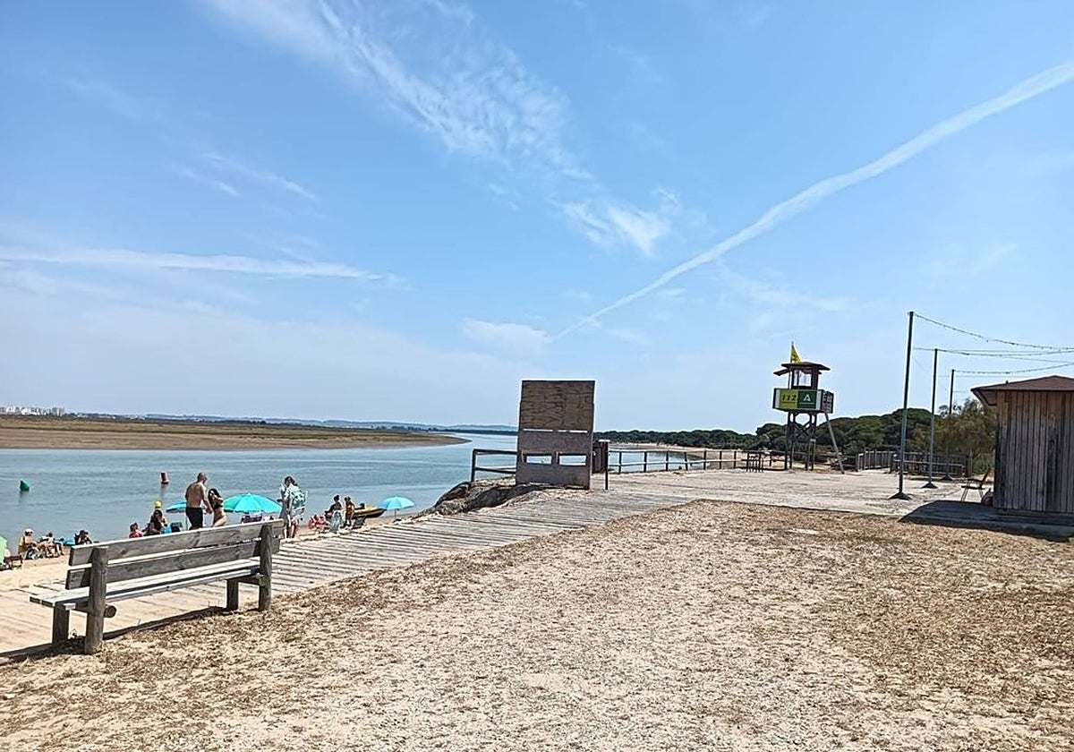 Vista de la playa de Puerto Real en el inicio de la temporada alta del verano, en una imagen de archiv.