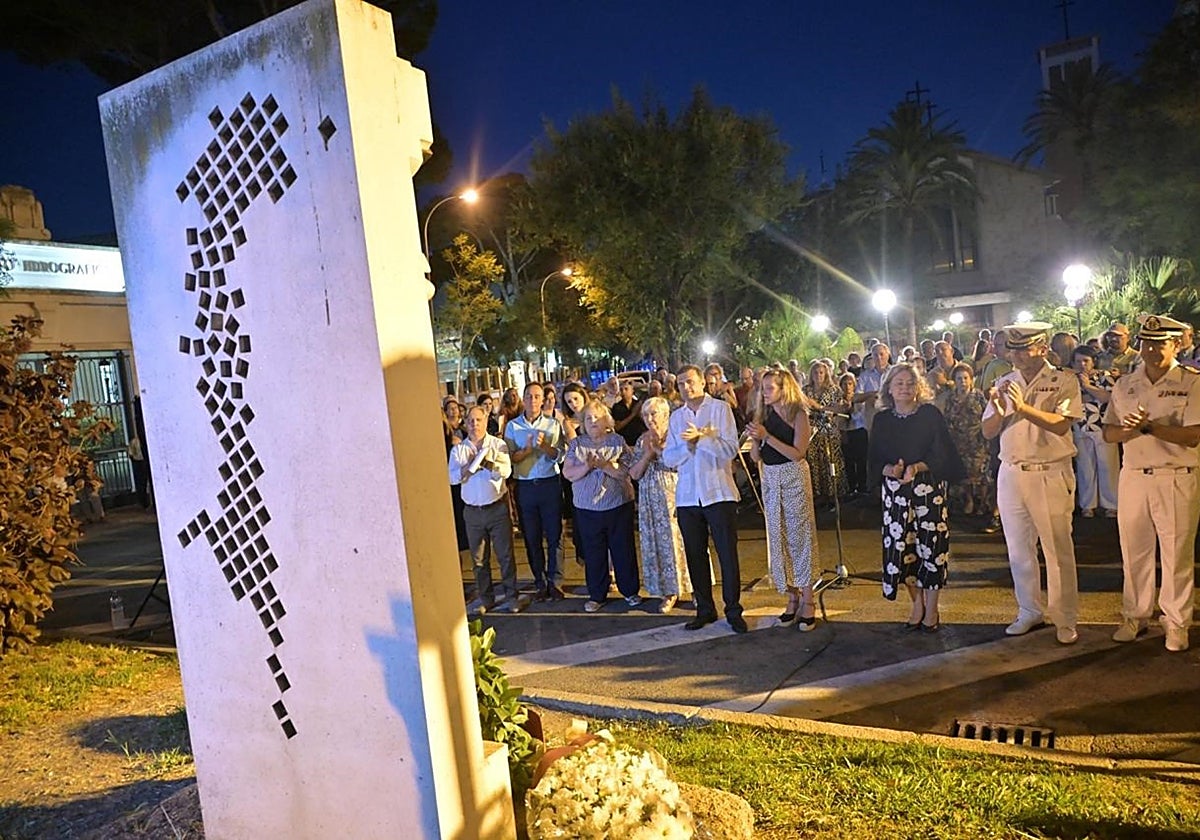 Las autoridades guardan un minuto de silencio junto al monumento en homenaje a las víctimas de la explosión de 1947 situado junto a la Plaza de San Severiano de Cádiz en agosto de 2024.