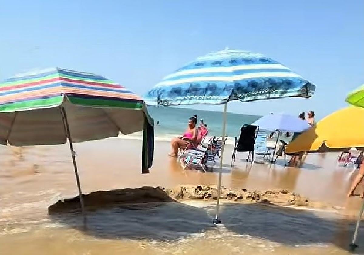 Los bañistas de una playa de Chipiona se quedan atrapados por la subida de la marea