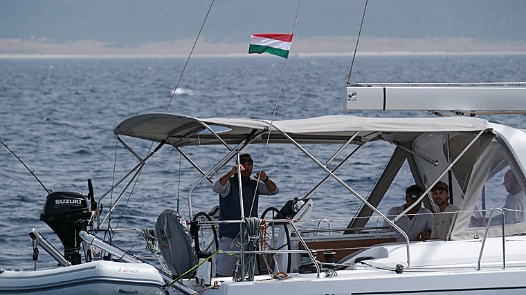 Velero advertido de orcas por la zona