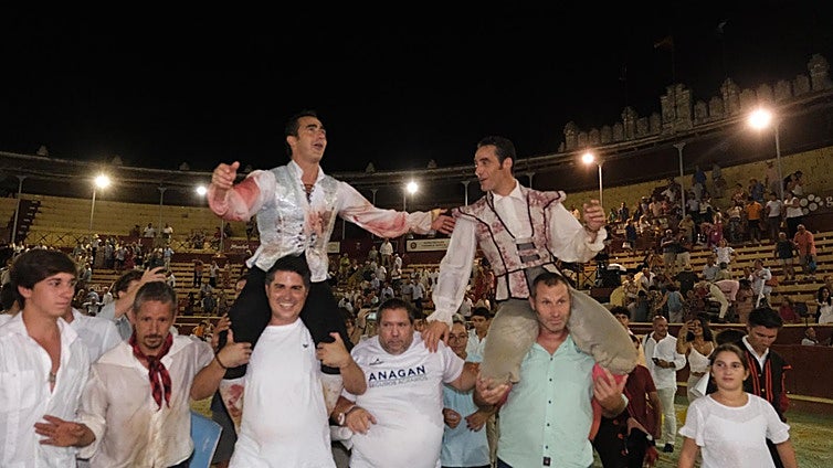 El Fandi y Pepe Moral salen a hombros del coso sanluqueño
