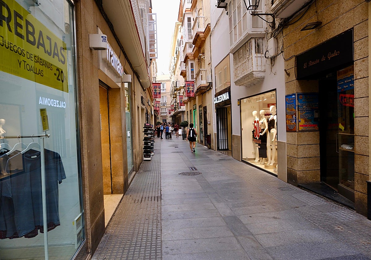 Aspecto de la calle Columela de Cádiz este lunes