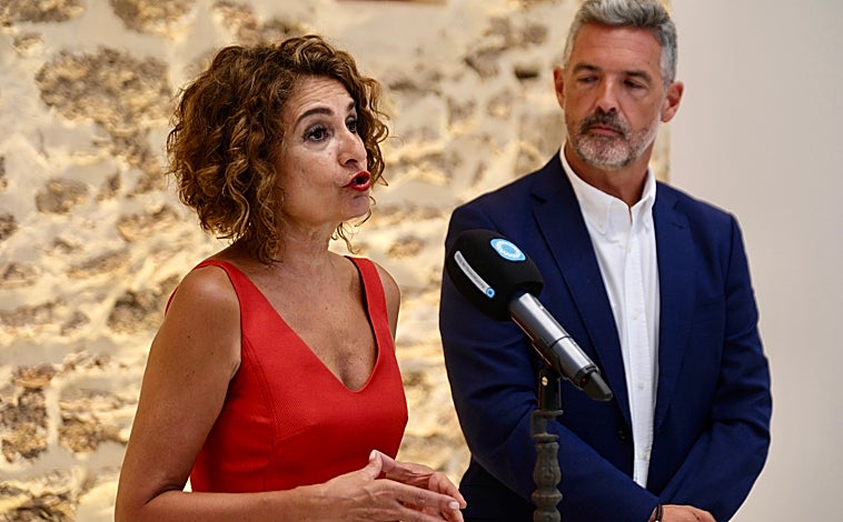 Imagen principal - Montero resalta la rehabilitación del antiguo ayuntamiento de Rota con inversión de dos millones del Gobierno